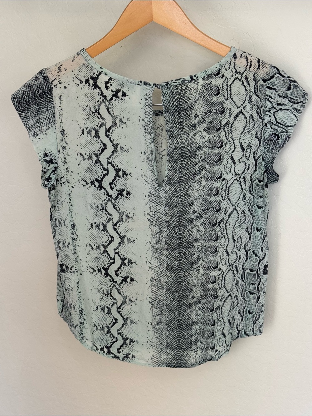 Joie Rancher Python Snake Print 100% Silk Blouse Mint Green Black Pocket Top S - Picture 3 of 4